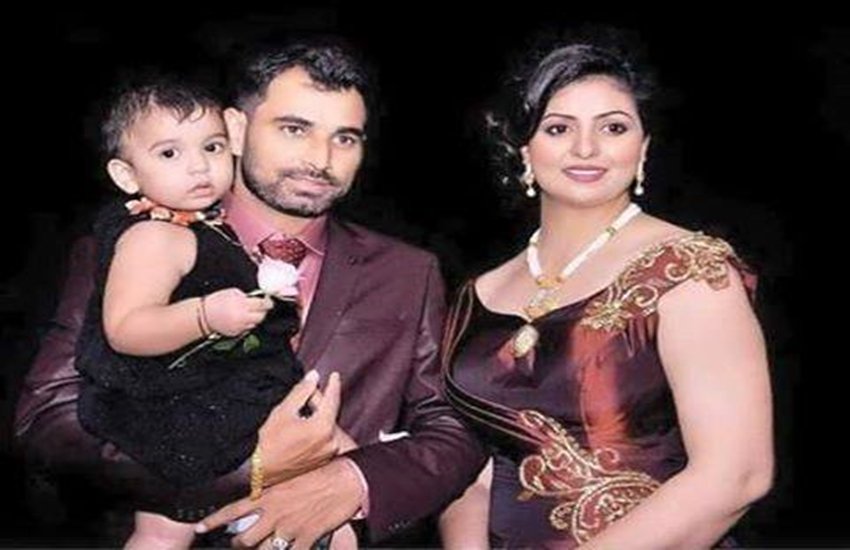 टीम इंडिया के स्टार गेंदबाज मोहम्मद शमी अपनी बेटी और पत्नी के साथ। (फाइल फोटो)