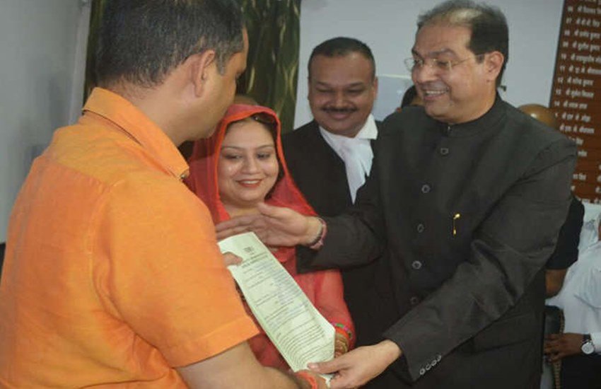 मोहसिन रजा और उनकी पत्नी के विवाह पंजीकरण के आवेदन की प्रक्रिया एडीएम आशुतोष मोहन अग्निहोत्री ने पूरी करवाई। (Photo: Twitter) मोहसिन रजा और उनकी पत्नी के विवाह पंजीकरण के आवेदन की प्रक्रिया एडीएम आशुतोष मोहन अग्निहोत्री ने पूरी करवाई। (Photo: Twitter)