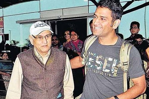 महेंद्र सिंह धोनी: टीम इंडिया के पूर्व कप्तान एमएस धोनी के पिता MECON में बतौर पंप अॉपरेटर काम करते थे। यह कहानी हाल ही में आई फिल्म एमएस धोनी: द अनटोल्ड स्टोरी में भी बताई गई है कि कैसे उनके पिता ने एक छोटे से घर में रहकर महेंद्र सिंह धोनी को बड़ा किया और अपने सपनों के खुलकर जीने की आजादी दी।