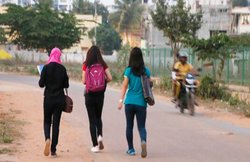 ऑफिस के बाथरूम में मिलकर आखिर ऐसी कौन सी बातें करती हैं लड़कियां