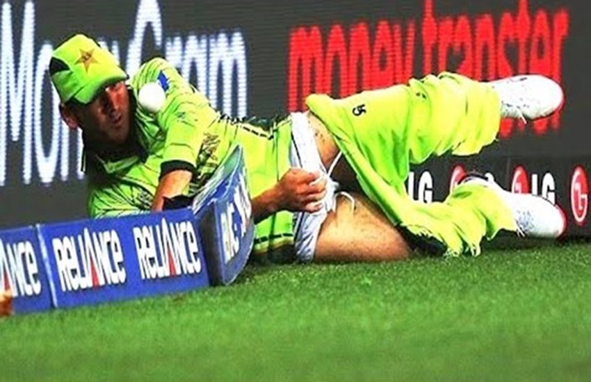 मैच के दौरान यासिर शाह की पैंट उतर गई थी। 