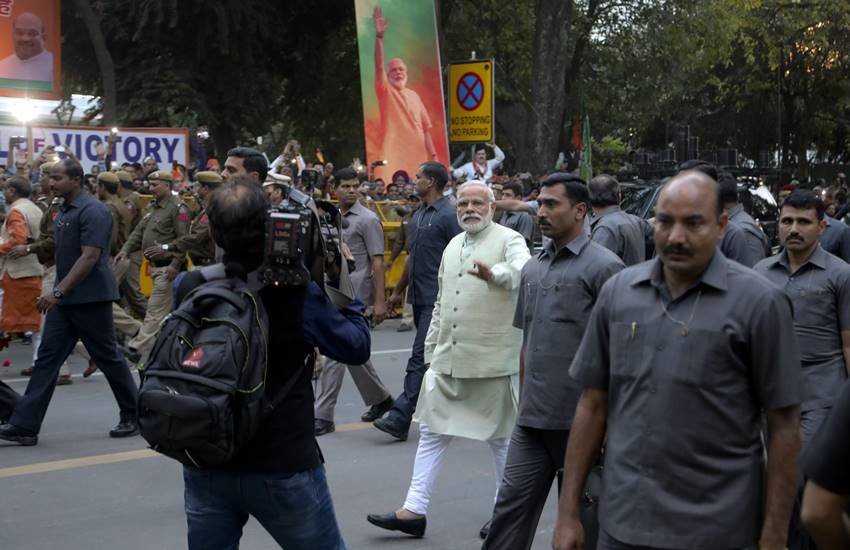 केंद्र की नरेंद्र मोदी सरकार वीआईपी लोगों को स्पेशल सिक्योरिटी देने में यूपीए सरकार से आगे निकल गई है।