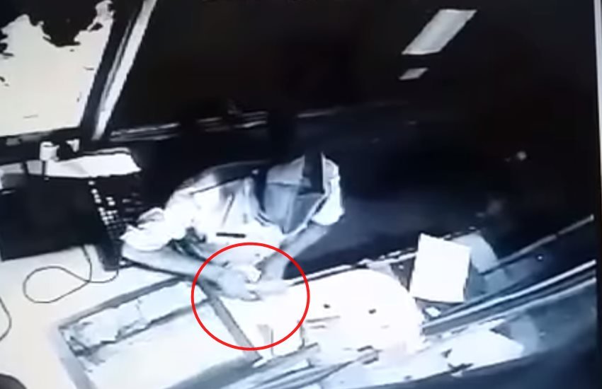टोल से पैसे लूटते हुए पुलिसकर्मी की हरकत कैमरे में हुई कैद। (Source: Video Grab)