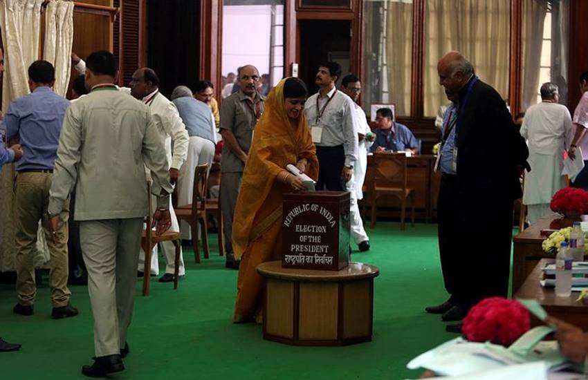 राष्ट्रपति चुनाव 2017 में संसद भवन में वोट डालतीं बीजेपी सांसद रिति पटनायक।