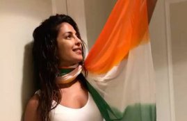 happy independence day, priyanka chopra wish happy independence day, see picture of priyanka chopra, priyanka chopra posted picture in twitter, priyanka chopra hot picture, happy independence day, priyanka chopra wish happy independence day