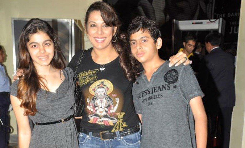 konkona sen with her kid, sussanne khan with her kid, Amrita Singh, Sushmina sen, Sussanne Khan, sarika, Mahira Khan, . Karishma Kapoor, kanika kapoor