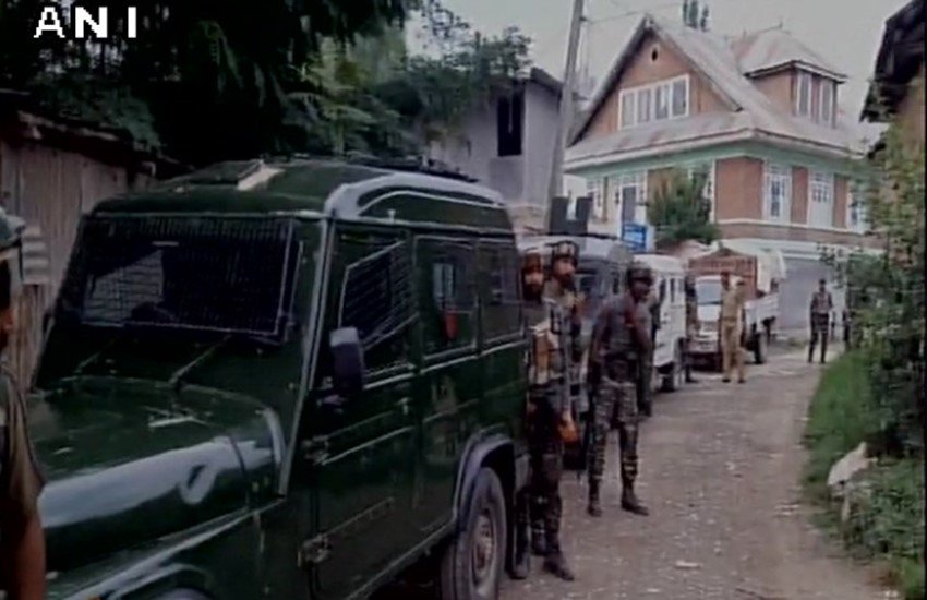 इलाके की घेराबंदी किए हुए सुरक्षा बल। (Source: ANI)