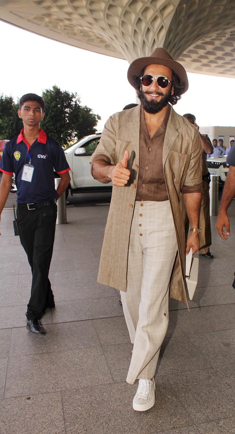 Ranveer Singh, Ranveer Singh shocking dressing sense, Ranveer Singh unique dressing, Ranveer Singh odd fashion, Ranveer Singh peculiar fashion, Bollywood Actor Ranveer Singh shocking dressing sense, Bollywood Actor Ranveer Singh unique dressing, Actor Ranveer Singh shocking dressing sense, Actor Ranveer Singh unique dressing, Ranveer Singh hot pics, Ranveer Singh sexy pics, Ranveer Singh Pics, Photo Gallery, Jansatta