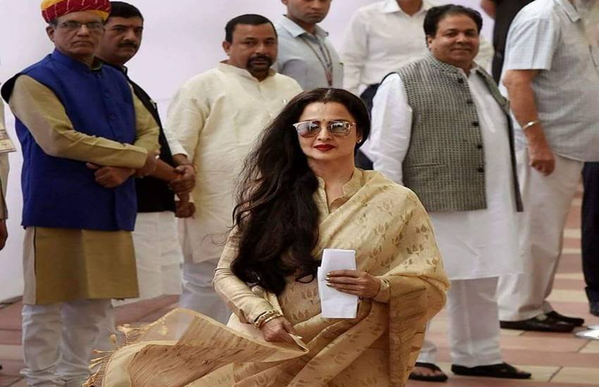 संसद भवन परिसर में राज्यसभा सांसद रेखा।