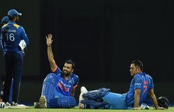 VIDEO: जानिए तीसरे वनडे में मैदान पर रोहित शर्मा और महेंद्र सिंह धोनी क्या बात कर रहे थे