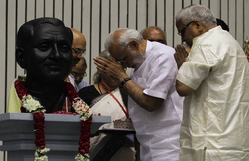 पंडित दीनदयाल उपाध्याय के जन्मशती समारोह पर उन्हें श्रद्धा सुमन अर्पित करते प्रधानमंत्री नरेंद्र मोदी. भाजपा अध्यक्ष अमित शाह और संघ के महासिचव भैयाजी जोशी। पंडित दीनदयाल उपाध्याय के जन्मशती समारोह पर उन्हें श्रद्धा सुमन अर्पित करते प्रधानमंत्री नरेंद्र मोदी. भाजपा अध्यक्ष अमित शाह और संघ के महासिचव भैयाजी जोशी।