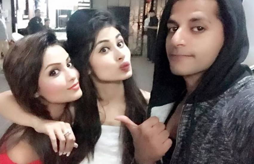 naagin 2, naagin 2 actress, mouni roy, adaa khan, karanvir vohra, mouni roy karanvir and adaa having fun, see video of mouni roy, bollywood actress mouni roy, naagin 2, naagin 2 actress