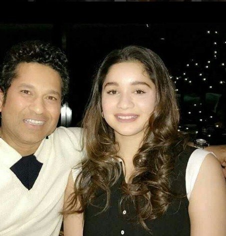 Sara Tendulkar with Anjali Tendulkar, sara and anjali, sachin tendulkar wife and daughter, sara and anjali in a event, Asha Bhosle's granddaughter, zanai bhosle