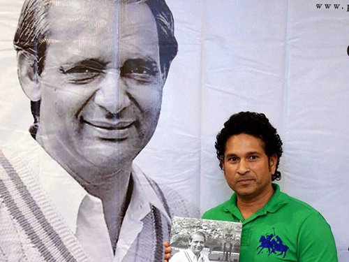 सचिन तेंदुलकर: मास्टर ब्लास्टर को अपने पिता से कितना लगाव है, यह बात किसी से छिपी नहीं है। 1999 तक सचिन जब भी शतक लगाते थे तो आसमान की ओर देखकर भगवान का शुक्रियाअदा करते थे। लेकिन इसी साल क्रिकेट विश्व कप के दौरान उनकी पिता का निधन हो गया। इसके बाद से वह शतक लगाने के बाद अपने पिता को भी याद करते हैं। रमेश तेंदुलकर एक जाने-माने मराठी उपन्यासकार थे।