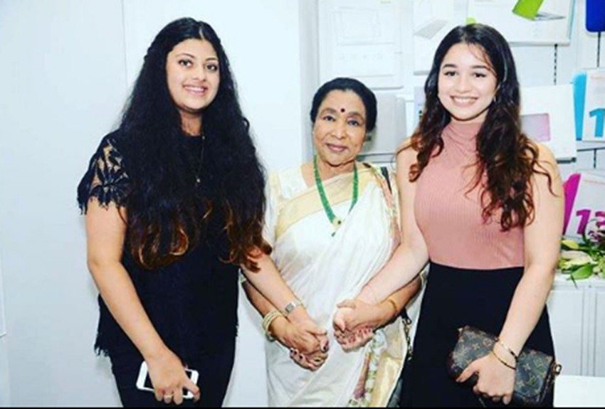 Sara Tendulkar with Anjali Tendulkar, sara and anjali, sachin tendulkar wife and daughter, sara and anjali in a event, Asha Bhosle's granddaughter, zanai bhosle