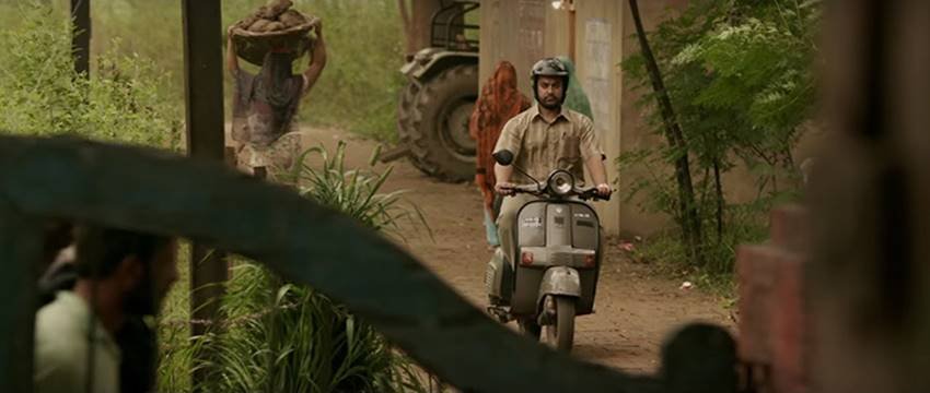 Aamir Khan on Scooter, Bollywood Stars driving Scooter, Bollywood Actors driving Scooter, Bollywood Celebs driving Scooter, Actors driving Scooter, Bollywood Stars rides Scooter, Bollywood Actors rides Scooter, Bollywood Celebs rides Scooter, Celebs rides Scooter, Stars rides Scooter, Actors rides Scooter, Bollywood Actors Pics, Photo Gallery, Jansatta