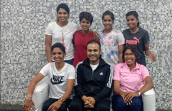 महिला क्रिकेटर्स से मिले वीरेंदर सहवाग, फोटो शेयर कर वीरू ने लिखा ये खास कमेंट