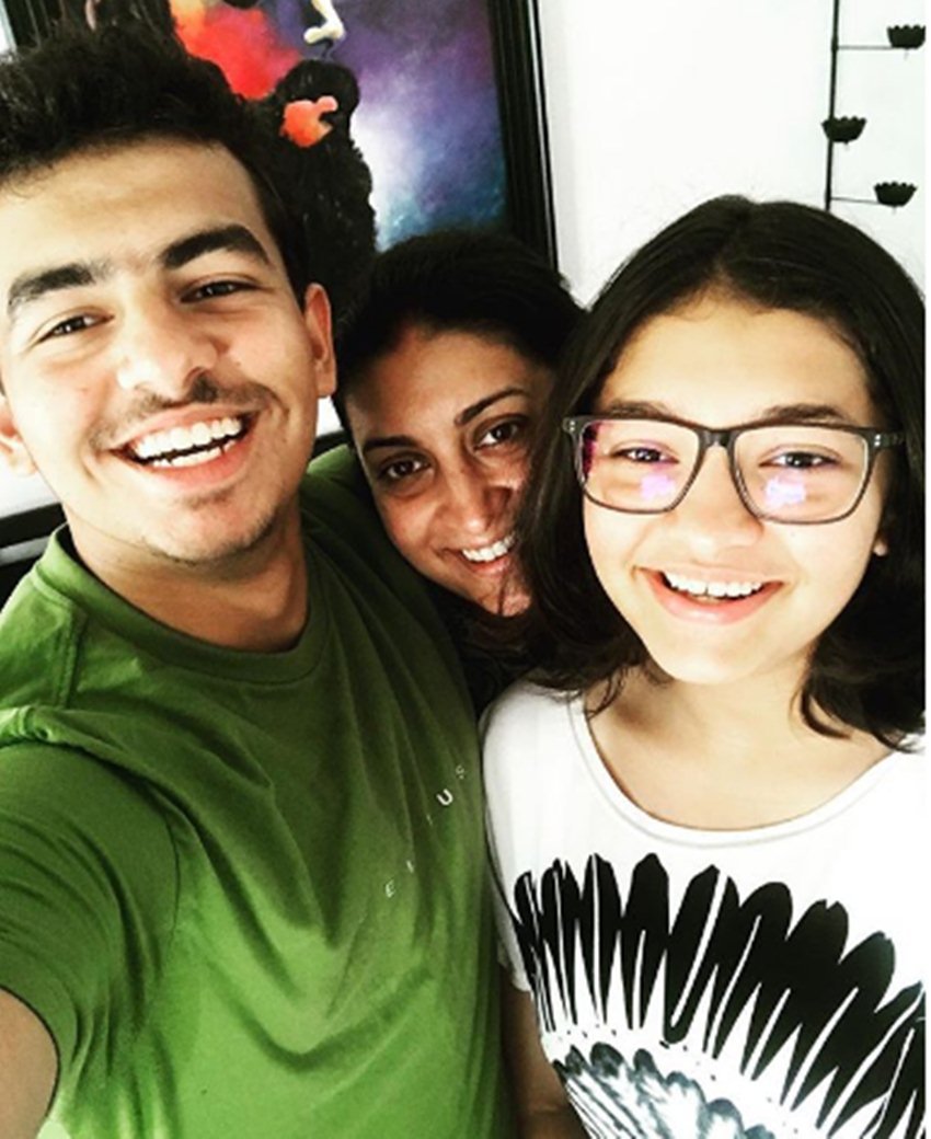 आपको बता दें स्मृति इरानी की बेटी जोइश के अलावा एक बेटा जौहर भी है। स्मृति के घर में जौहर का जन्म 2001 में हुआ था, जो कि अपनी बहन जोइश से 2 साल बड़े हैं।