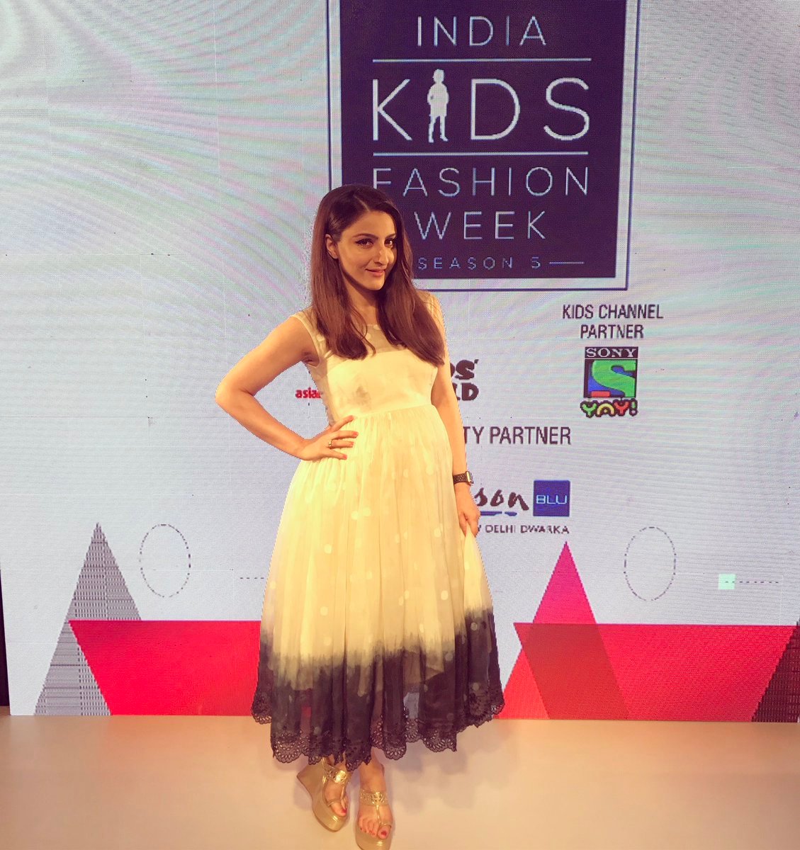 Kareena kapoor,soha ali khan,baby bump,actress in baby bump,soha ali khan baby bump, B-town celeb, Bollywood Photos,Latest Bollywood Photographs, Bollywood Images, Latest Bollywood photos