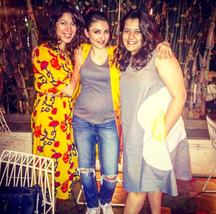 Kareena kapoor,soha ali khan,baby bump,actress in baby bump,soha ali khan baby bump, B-town celeb, Bollywood Photos,Latest Bollywood Photographs, Bollywood Images, Latest Bollywood photos