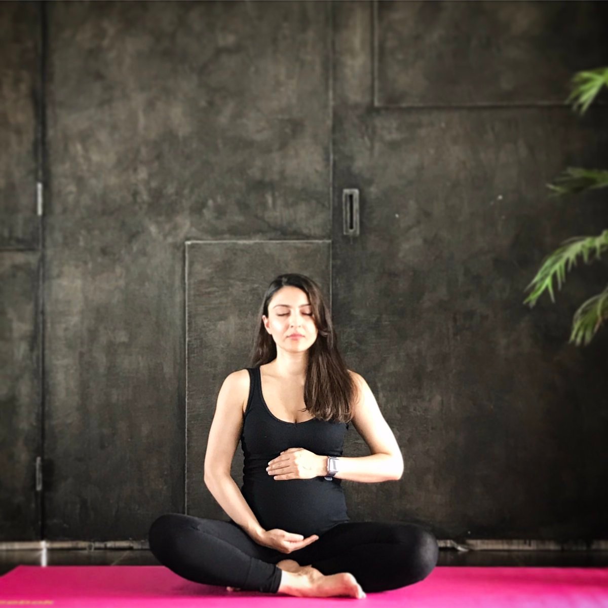 Kareena kapoor,soha ali khan,baby bump,actress in baby bump,soha ali khan baby bump, B-town celeb, Bollywood Photos,Latest Bollywood Photographs, Bollywood Images, Latest Bollywood photos