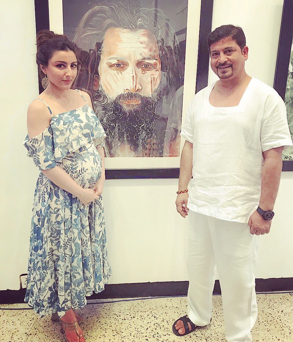 Kareena kapoor,soha ali khan,baby bump,actress in baby bump,soha ali khan baby bump, B-town celeb, Bollywood Photos,Latest Bollywood Photographs, Bollywood Images, Latest Bollywood photos
