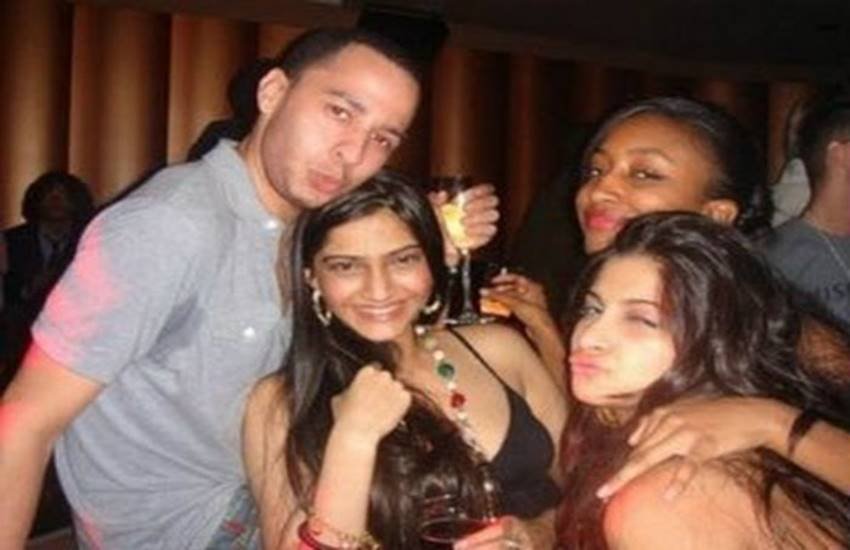 drunk bollywood stars in parties, drunk bollywood actress, drunk bollywood actress in parties, dirty bollywood party, inside pics of bollywood parties, drunk bollywood stars, bollywood parties party