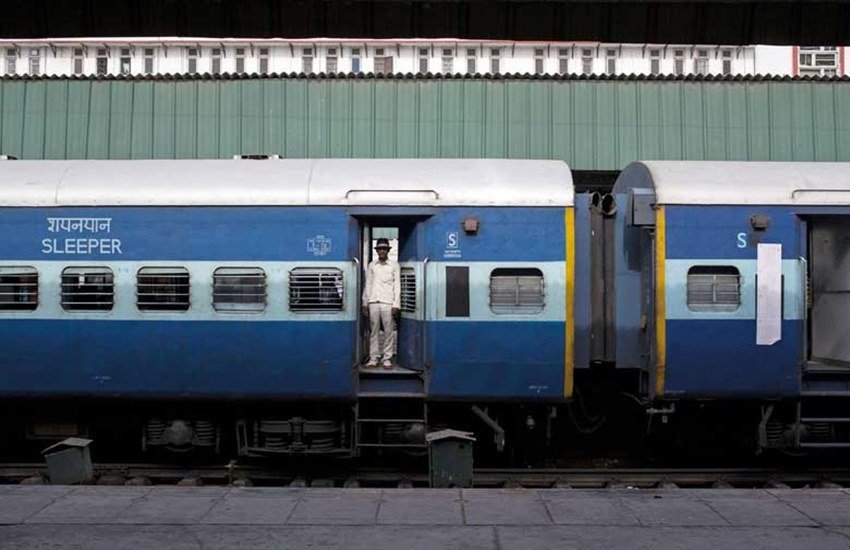 Maulvi, Three Maulvi, Three Maulvi Beaten, Attackers, Baghpat, Unknown Attackers, Beaten by Unknown Attackers, Beaten in Train, Maulvi Beaten, Maulvi Beaten in Train, State news