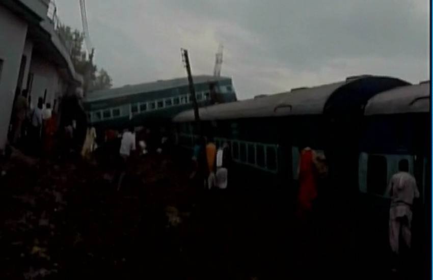 उत्तर प्रदेश: मुजफ्फरनगर में बड़ा ट्रेन हादसा हुआ है। उत्तर प्रदेश: मुजफ्फरनगर में बड़ा ट्रेन हादसा हुआ है।