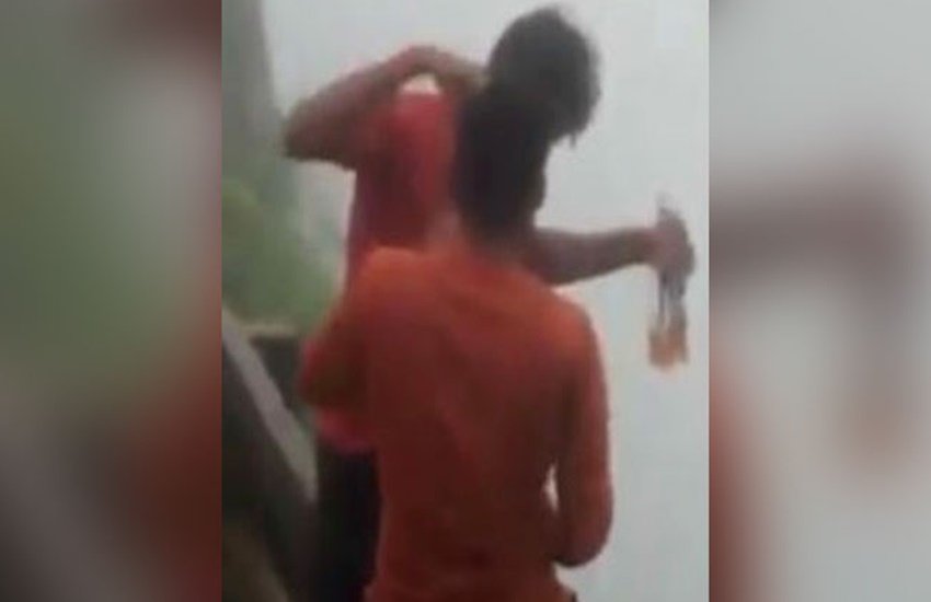खाई में गिरने वाले दोनों युवकों की पहचान 26 वर्षीय इमरान गराडी और 21 वर्षीय प्रताप राठौड़ के रूप में हुई है। (Photo Source: Video Grab)