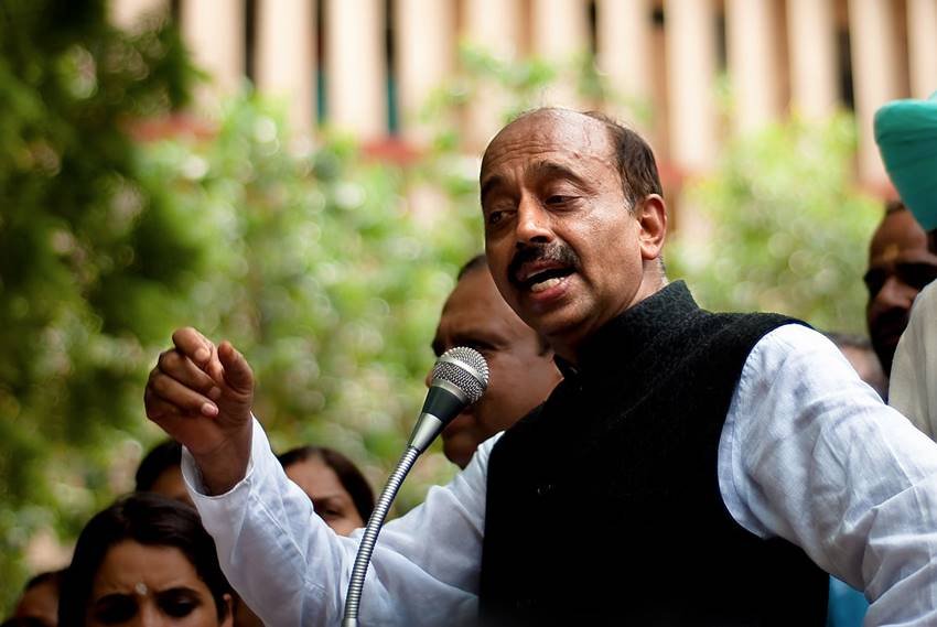 भाजपा नेता और केंद्रीय मंत्री विजय गोयल की संस्था को जमीन आबंटन संबंधी एक मीडिया रिपोर्ट का हवाला देते हुए अरविंद केजरीवाल ने ट्विट कर कहा, ‘उन्हें इस बात की पीड़ा है कि दिल्ली सरकार को तो मोहल्ला क्लीनिक स्थापित करने के लिए भूमि मुहैया नहीं कराई जा रही है। 