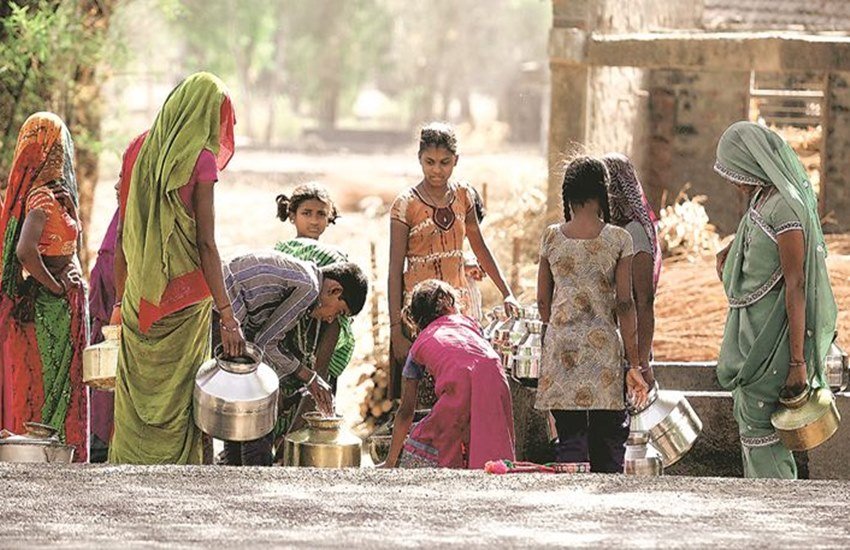 पुरुष प्रधान समाज में आज भी स्त्री की स्थिति संतोषजनक नहीं है। स्त्री को सशक्त करने की दिशा में राजनीति में तैंतीस प्रतिशत ही सही, जगह मिलनी चाहिए। (File Photo)