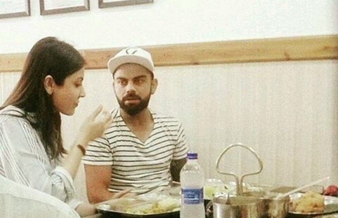 विराट कोहली के साथ श्रीलंका में खाने का लुत्फ उठाती अनुष्का शर्मा की लेटेस्ट तस्वीरें देखी आपने?