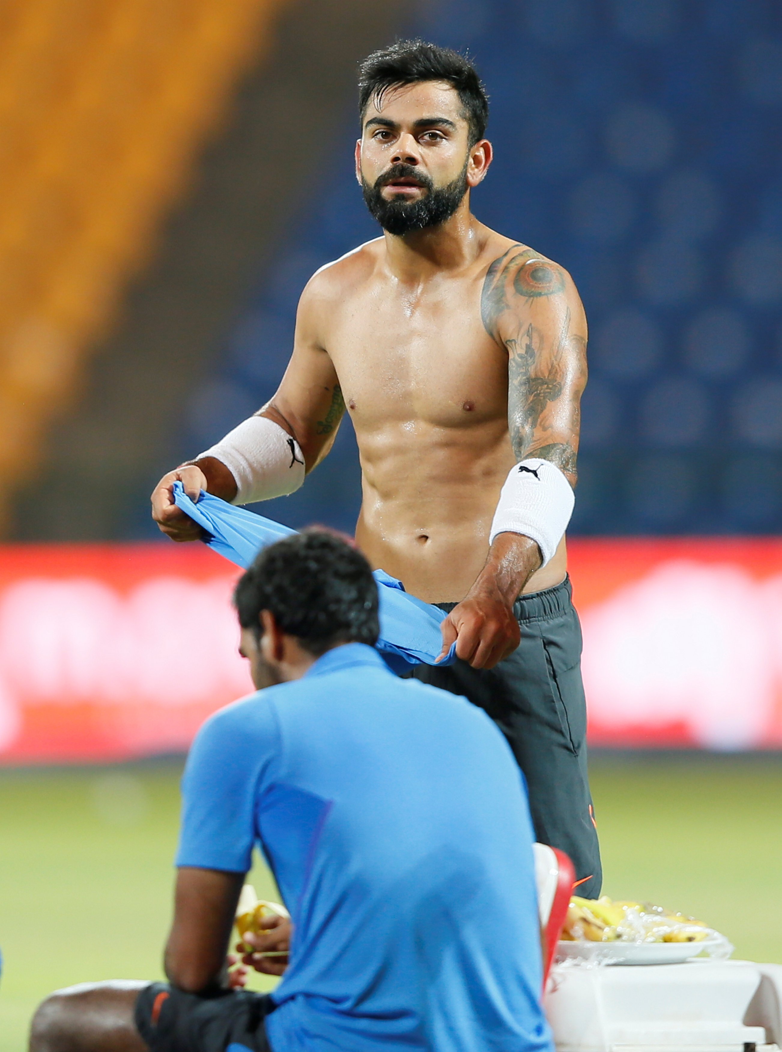 कई मौकों पर विराट कोहली खुद कह चुके हैं कि फिटनेस के लिए उन्होंने अपनी कई पसंदीदा डिशेज का त्याग कर दिया है। किसी जमाने में वह जंक फूड और मटन के दीवाने थे। लेकिन मीडिया रिपोर्ट्स में कहा गया था कि विराट कोहली ने 8 महीने तक रोटी या ब्रेड जैसी कोई चीज नहीं खाई थी। उनके खाने से कार्बोडाइड्रेट गायब हो चुका है।