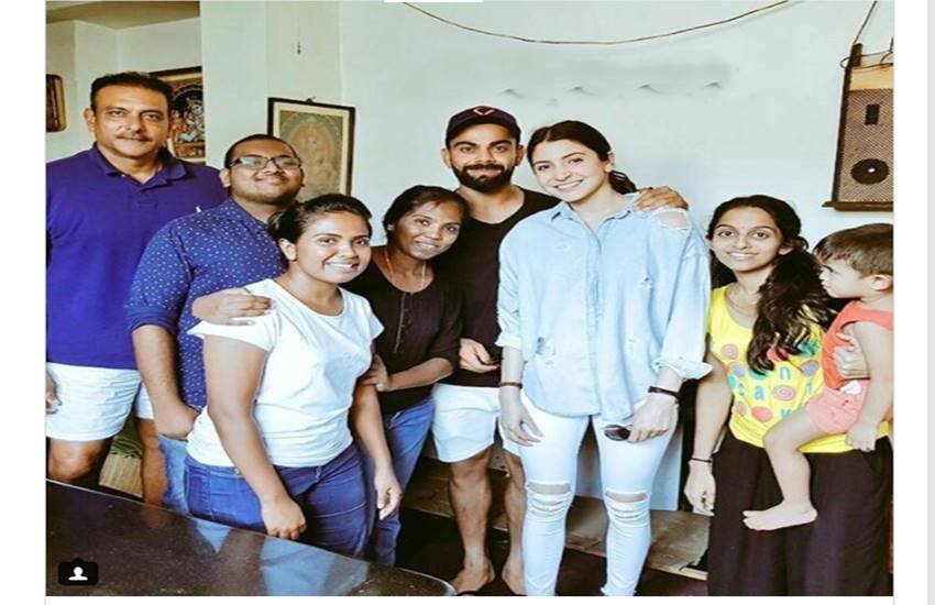 श्रीलंका में विराट से मिलकर फोटो खिंचवाती अनुष्का शर्मा।