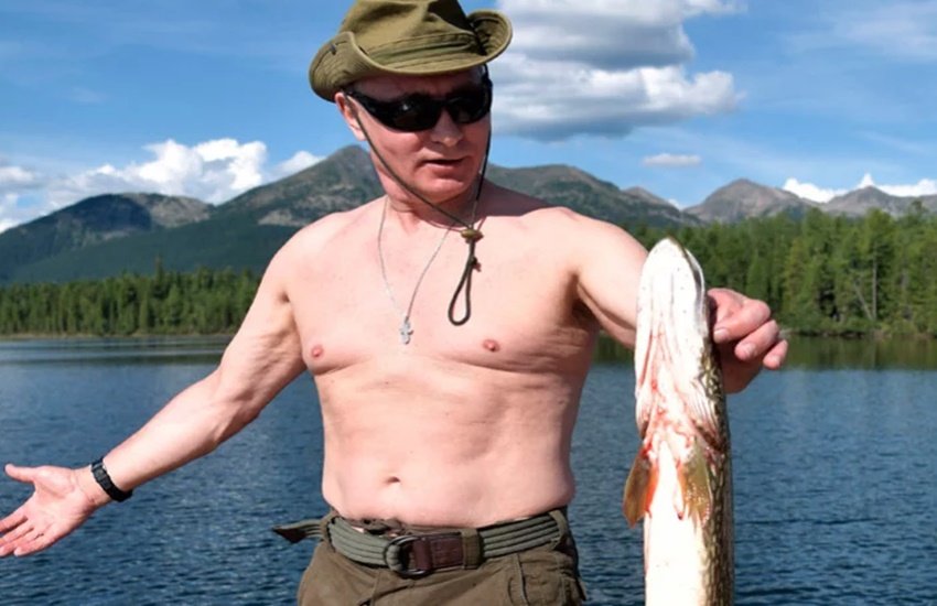 राष्ट्रपति चुनाव 18 मार्च को हुए थे, जिसमें 67.54 फीसदी मतदान हुआ था। पुतिन ने 76.69 फीसदी वोट हासिल करते हुए अब तक का अपना बेहरीन प्रदर्शन किया था। उन्हें 5.6 करोड़ लोगों ने वोट दिया था। पुतिन ने आधिकारिक रूप से पदभार संभालने के बाद कहा, "मेरा मानना है कि समृद्ध रूस में शांति मेरे जीवन का अर्थ व कर्तव्य है।"