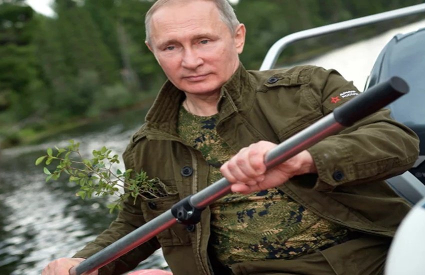 चौथी बार रूस के राष्ट्रपति पद की शपथ लेने वाले व्लादिमीर पुतिन अक्सर ही इंटरनेट पर छाए रहते हैं। विश्व की राजनीति में अलग छाप छोड़ने वाले पुतिन को दुनिया के ताकतवर नेताओं में गिना जाता है। पुतिन अपने काम को लेकर तो गंभीर रहते ही हैं, लेकिन वह जीवन आनंद के पलों का भी मजा लेते हैं।