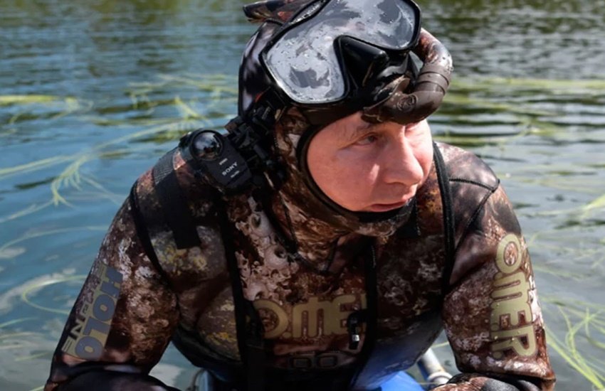 पुतिन ने न केवल फिशिंग की, बल्कि स्कूबा डाइविंग का भी लुत्फ उठाया। पुतिन के साथ रूस के पूर्व राष्ट्रपति दिमित्री मेदवेदेव भी छुट्टियां मनाने साइबेरिया पहुंचे थे।