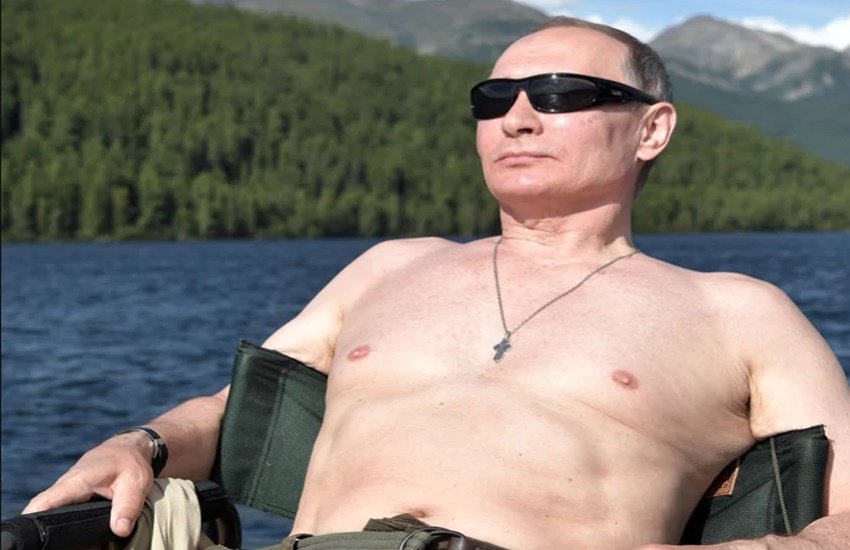 उन्होंने टिंडर अकाउंट पर अपनी कुछ तस्वीरें पोस्ट करते हुए लोगों को इस बात की जानकारी दी थी। रिपोर्ट्स के मुताबिक पुतिन 1 अगस्त से 3 अगस्त के तक अपने साथियों के साथ साइबेरिया में रहे थे। उन्होंने यहां शर्टलेस होकर फिशिंग भी की थी। पुतिन की शर्टलेस तस्वीरों ने उस वक्त इंटरनेट पर धूम मचा दी थी। आपको बता दें कि ऐसा पहली बार नहीं हुआ था, इससे पहले भी रूस के राष्ट्रपति की कई शर्टलेस तस्वीरें सामने आई थीं, जिन्होंने इंटरनेट पर धूम मचाई थी।
