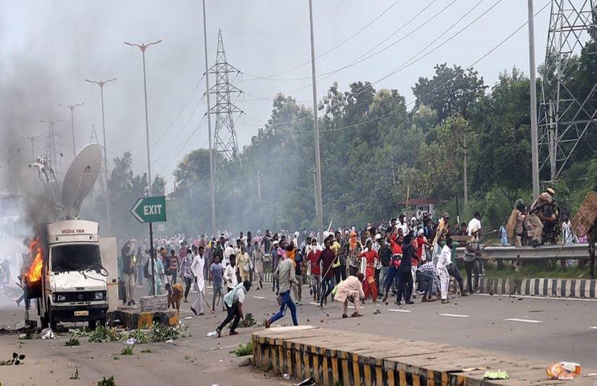 डेरा सच्चा सौदा प्रमुख गुरमीत राम रहीम सिंह को दुष्कर्म मामले में अदालत द्वारा दोषी ठहराए जाने के बाद उनके नाराज भक्त हिंसा पर उतर आए हैं। यहां समर्थकों को काबू में करने के लिए सुरक्षा बलों द्वारा की गई गोलीबारी में 30 लोगों की मौत हो गई। डेरा सच्चा सौदा प्रमुख गुरमीत राम रहीम सिंह को दुष्कर्म मामले में अदालत द्वारा दोषी ठहराए जाने के बाद उनके नाराज भक्त हिंसा पर उतर आए हैं। यहां समर्थकों को काबू में करने के लिए सुरक्षा बलों द्वारा की गई गोलीबारी में 30 लोगों की मौत हो गई।
