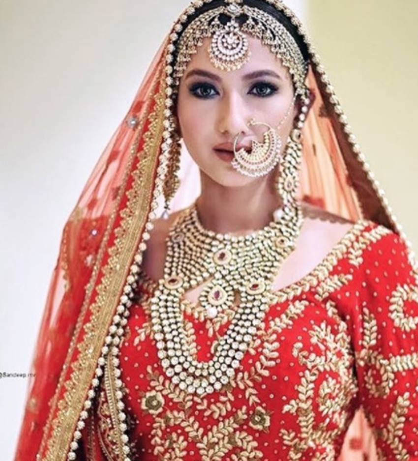 गौहर खान ने भी अपने नाम की स्पेलिंग चेंज कर ली। अब गौहर Gauhar Khan की जगह Gauahar Khan लिखती हैं।