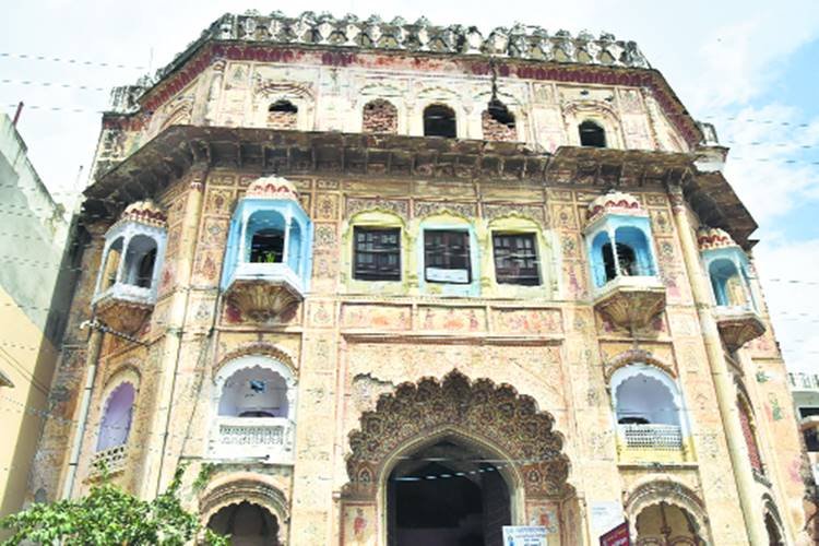 उत्तराखंड में एक जमाने में समृद्ध भित्ति चित्रकला अब लुप्त हो रही है।