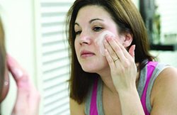 इन घरेलू उपयों से दूर होगीं आंखो के नीचे की झुर्रियां