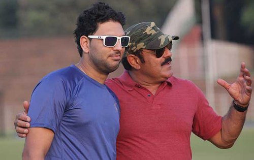 युवराज सिंह: टीम इंडिया के सिक्सर किंग युवराज सिंह के पिता योगराज सिंह पूर्व क्रिकेटर रह चुके हैं। अपने करियर में उन्होने एक टेस्ट और 6 वनडे मैच खेले हैं। उनका करियर चोट के कारण खत्म हो गया था। इसके बाद उन्होंने फिल्मों में कदम रखा। फिल्म सिंह इज ब्लिंग में अक्षय कुमार के पिता का रोल उन्हीं ने निभाया था। भाग मिल्खा भाग में कोच का रोल उन्हीं ने अदा किया था।