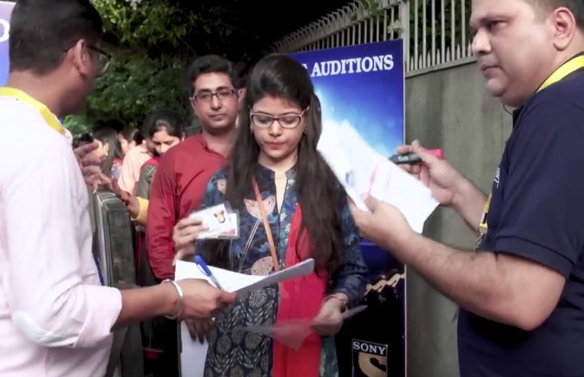 शो में उनका पहला सवाल पॉलीटिक्स से जुड़ा हुआ था। बहुत ही कॉन्फिडेंस के साथ नेहा ने सवाल का सामना किया और सही जवाब देते हुए वह 80,000 रुपए तक जा पहुंचीं। नेहा के पास अब गेम में सिर्फ एक लाइफ लाइन बची थी।