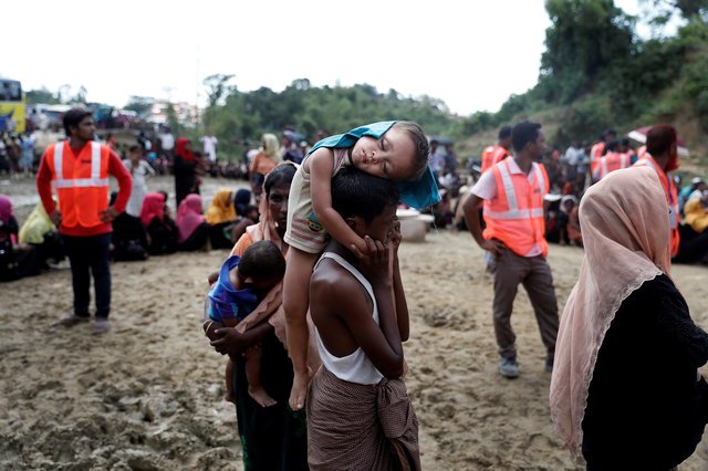 बांग्लादेश के कॉक्स बाजार में रोहिंग्या मुस्लिम के सर पर सोया बच्चा
(फोटो-रायटर 22-09-17) बांग्लादेश के कॉक्स बाजार में रोहिंग्या मुस्लिम के सर पर सोया बच्चा
(फोटो-रायटर 22-09-17)