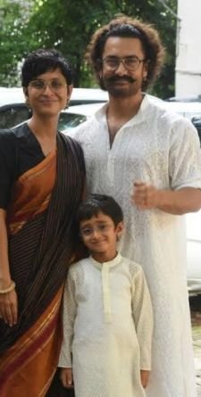 परिवार के साथ ईद का जश्न मनाने के बाद आमिर खान पत्नी किरण राव और बेटे आजाद के साथ मीडिया से भी मिले। इस दौरान आमिर और उनके बेटे आजाद को सफेद कुर्ता पायजामा में दिखे, जबकि किरण राव पारंपरिक रूप से साड़ी में दिखीं।