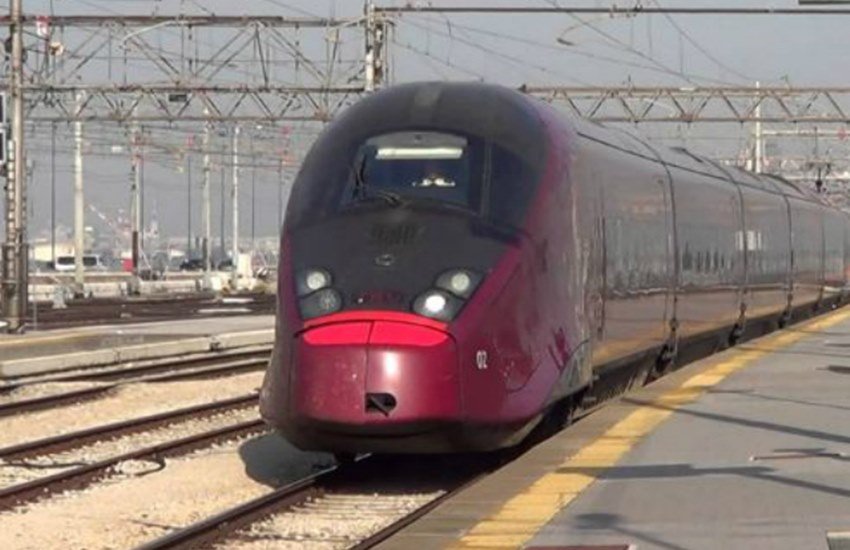 एजीवी इटालो: यह यूरोप में सबसे तेजी से चलने वाली ट्रेनों में से एक माना जाता है। इसकी अधिकतम परिचालन गति 358 किमी / घंटा है। फ्रांसीसी निर्माण कंपनी एल्स्टॉम ने इस उच्च गति लोकोमोटिव का निर्माण किया और इसे यूरोप भर में व्यापक रूप से इस्तेमाल किया। यह सिर्फ एक घंटे में 140 मील या 225 किलोमीटर की दूरी तक पहुंचने में सक्षम है। इस ट्रेन की खासियत ये है कि यह पर्यावरण के अनुकूल है। यात्रियों के बैठने के लिए इस ट्रेन में सीटों को तीन वर्गों में विभाजित किया गया है। सीटें काफी आरामदायक हैं। यात्रियों के लिए लाइव टीवी, वाई-फाई, और अन्य सुविधाएं उपलब्ध हैं। (Photo: Youtube)