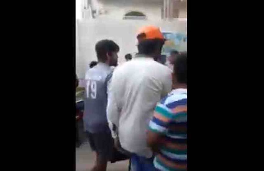 पाकिस्तान क्रिकेट टीम के खिलाड़ी अहमद शहजाद का एक वीडियो वायरल हो रहा है। (वीडियो स्क्रीन शॉट)