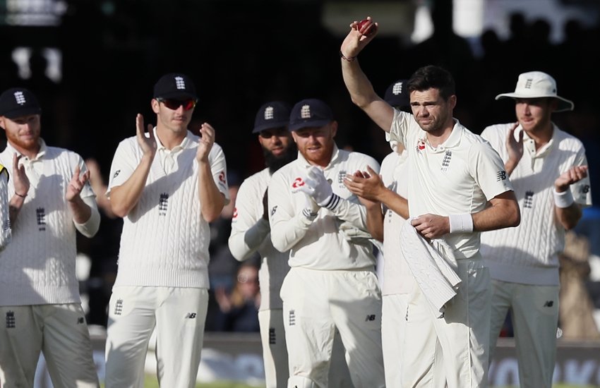 500 टेस्ट विकेट लेने के बाद जेम्स एंडरसन। 